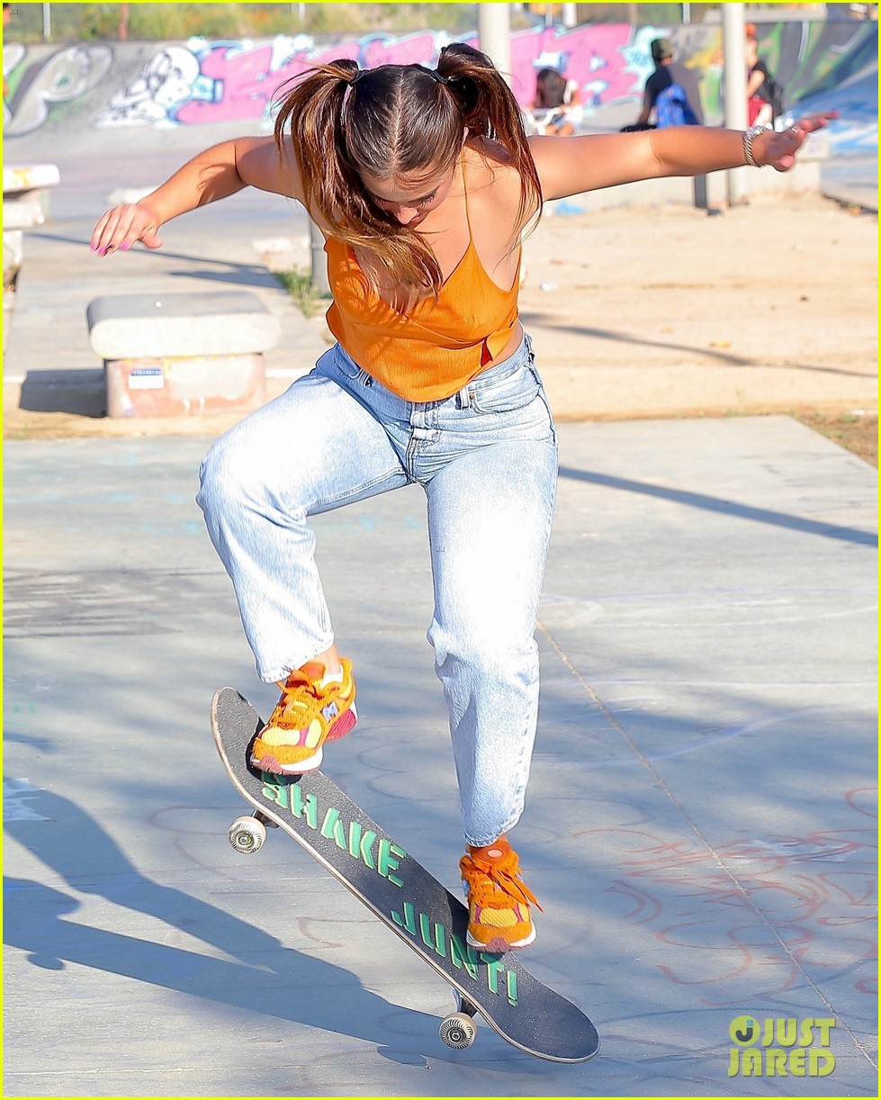 addison rae shows off her skateboarding skills at the skate park 13