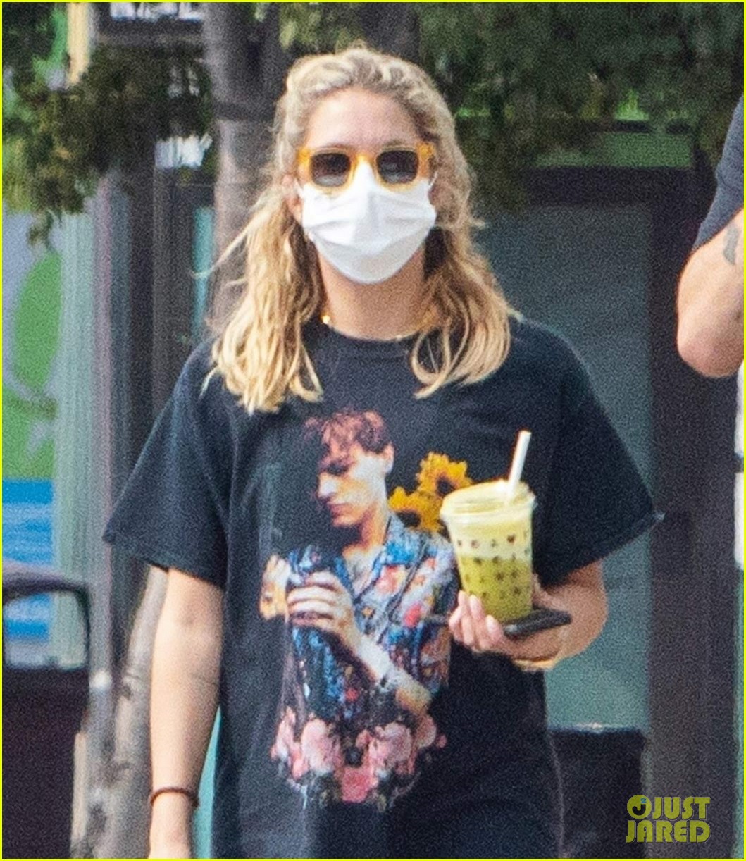 ashley benson g eazy out for smoothies 02