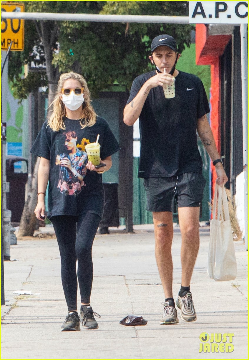 ashley benson g eazy out for smoothies 05