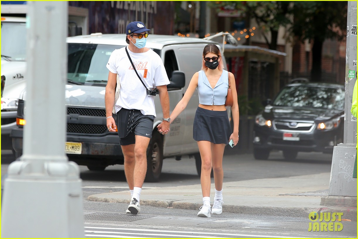 kaia gerber jacob elordi holding hands in nyc 04