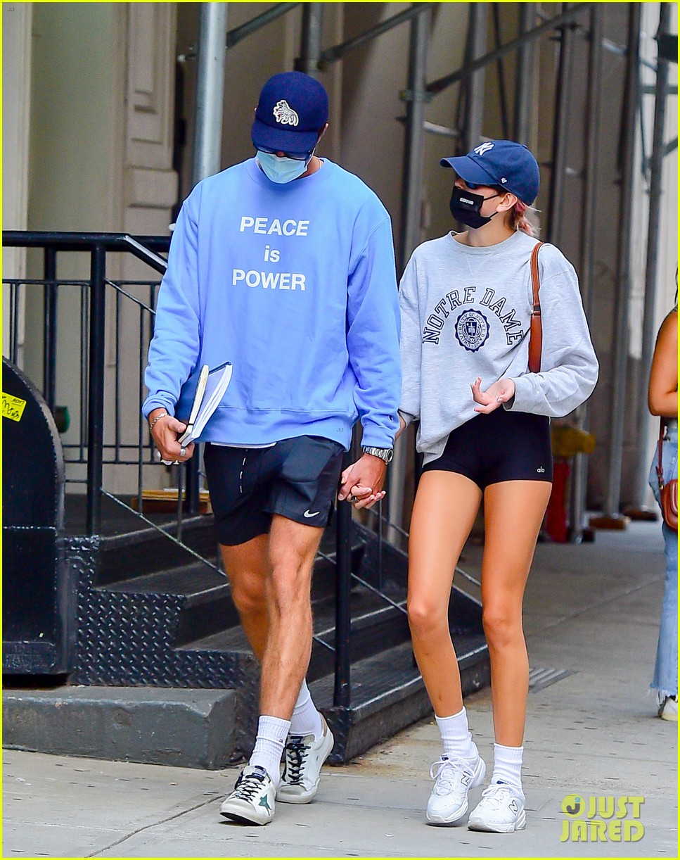 kaia gerber jacob elordi holding hands in nyc 06