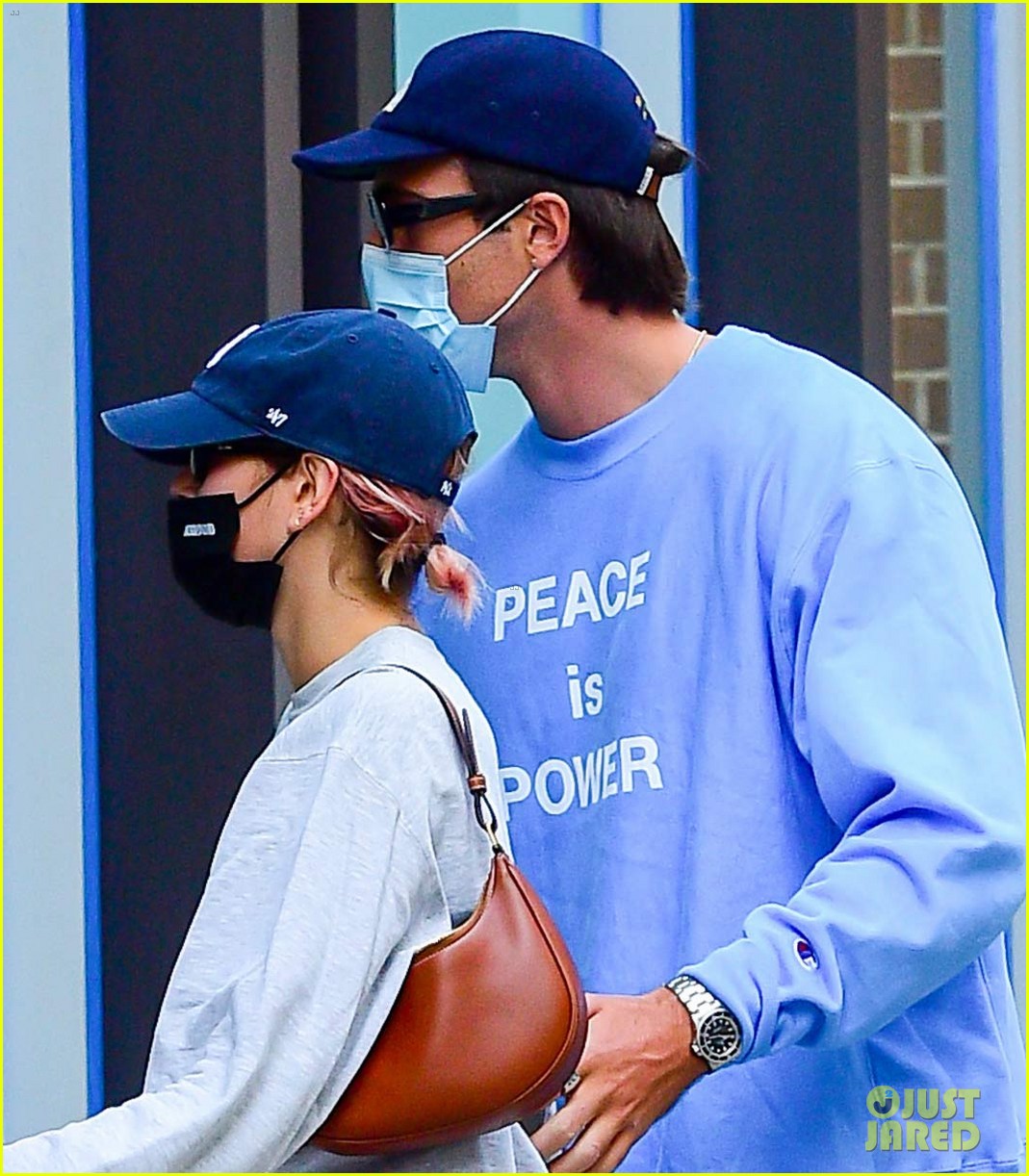 kaia gerber jacob elordi holding hands in nyc 07