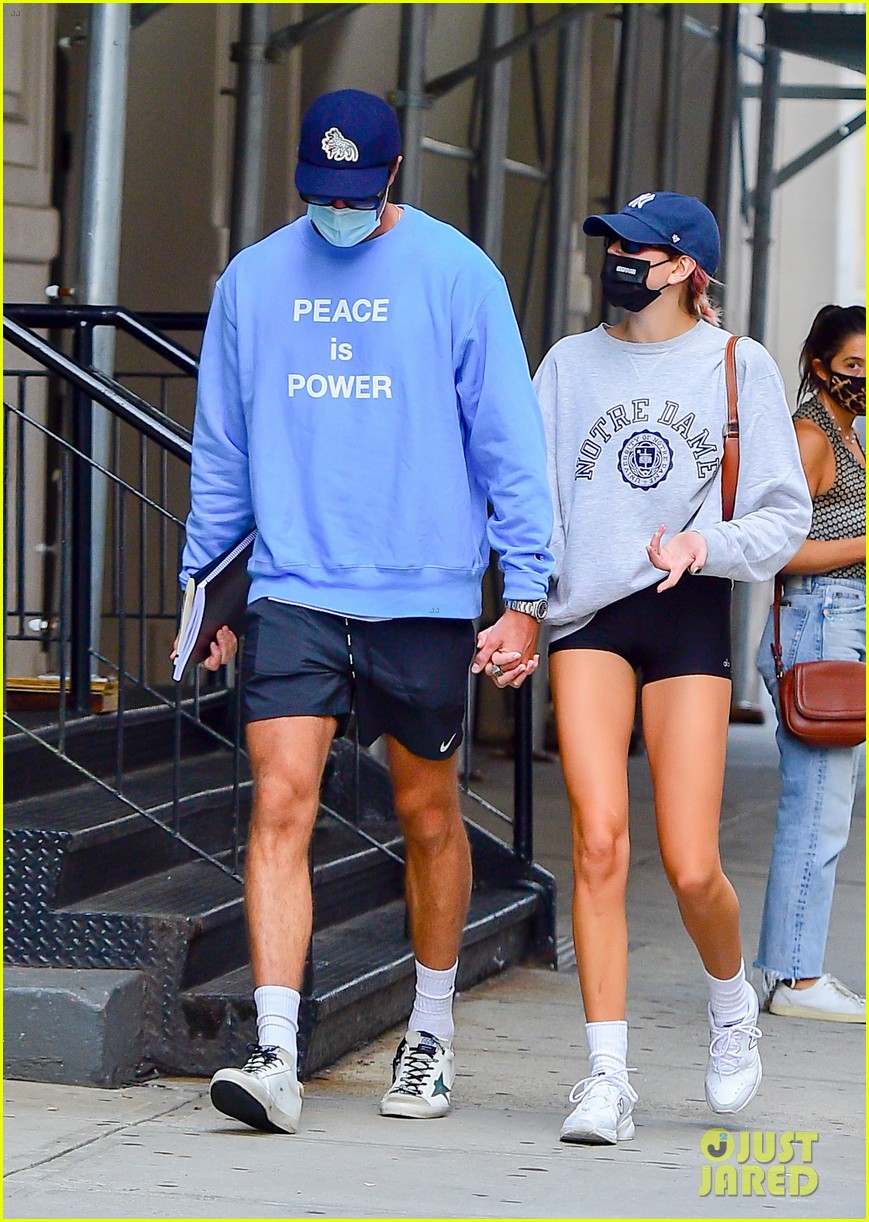 kaia gerber jacob elordi holding hands in nyc 08