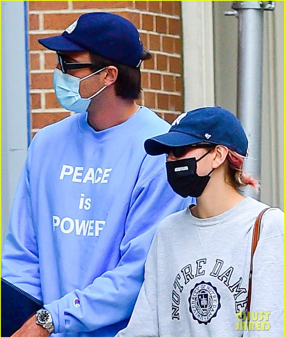 kaia gerber jacob elordi holding hands in nyc 10