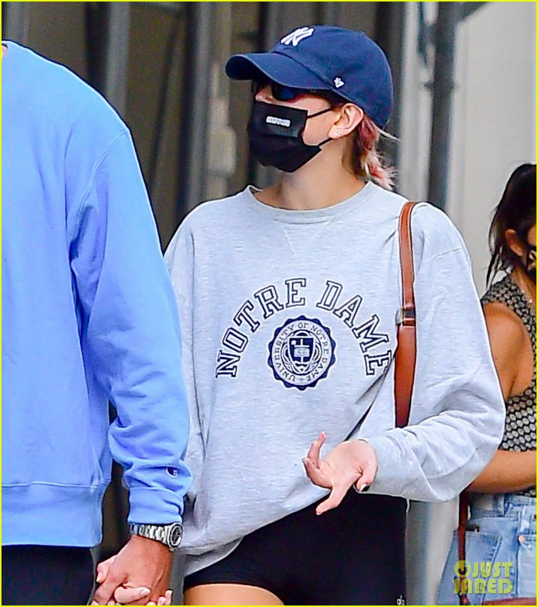 kaia gerber jacob elordi holding hands in nyc 13