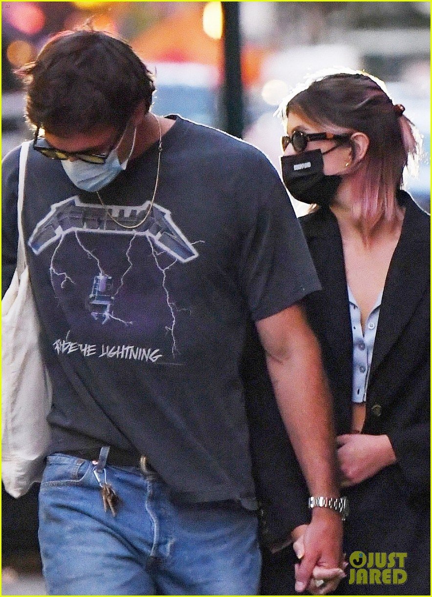 Kaia Gerber & Jacob Elordi Hold Hands While Heading Out For A Dinner(01)