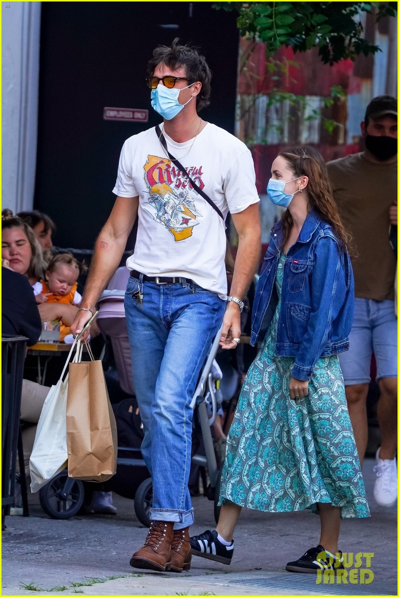 jacob elordi hangs out with euphoria costar maude apatow in nyc 03