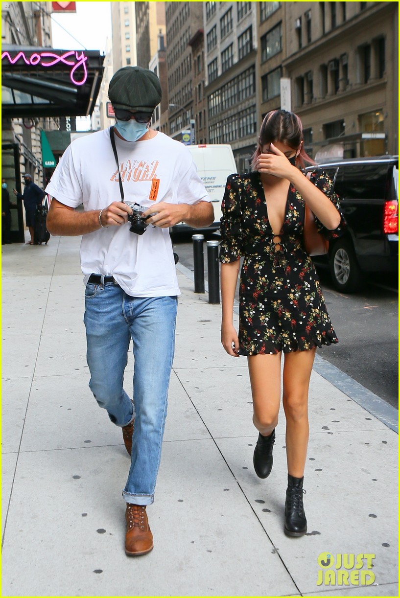 jacob elordi kaia gerber cover eyes nyc outing 00