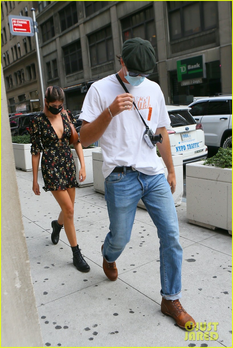 jacob elordi kaia gerber cover eyes nyc outing 01