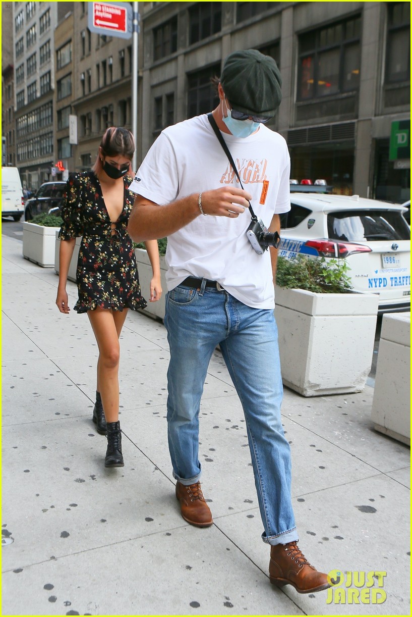 jacob elordi kaia gerber cover eyes nyc outing 03
