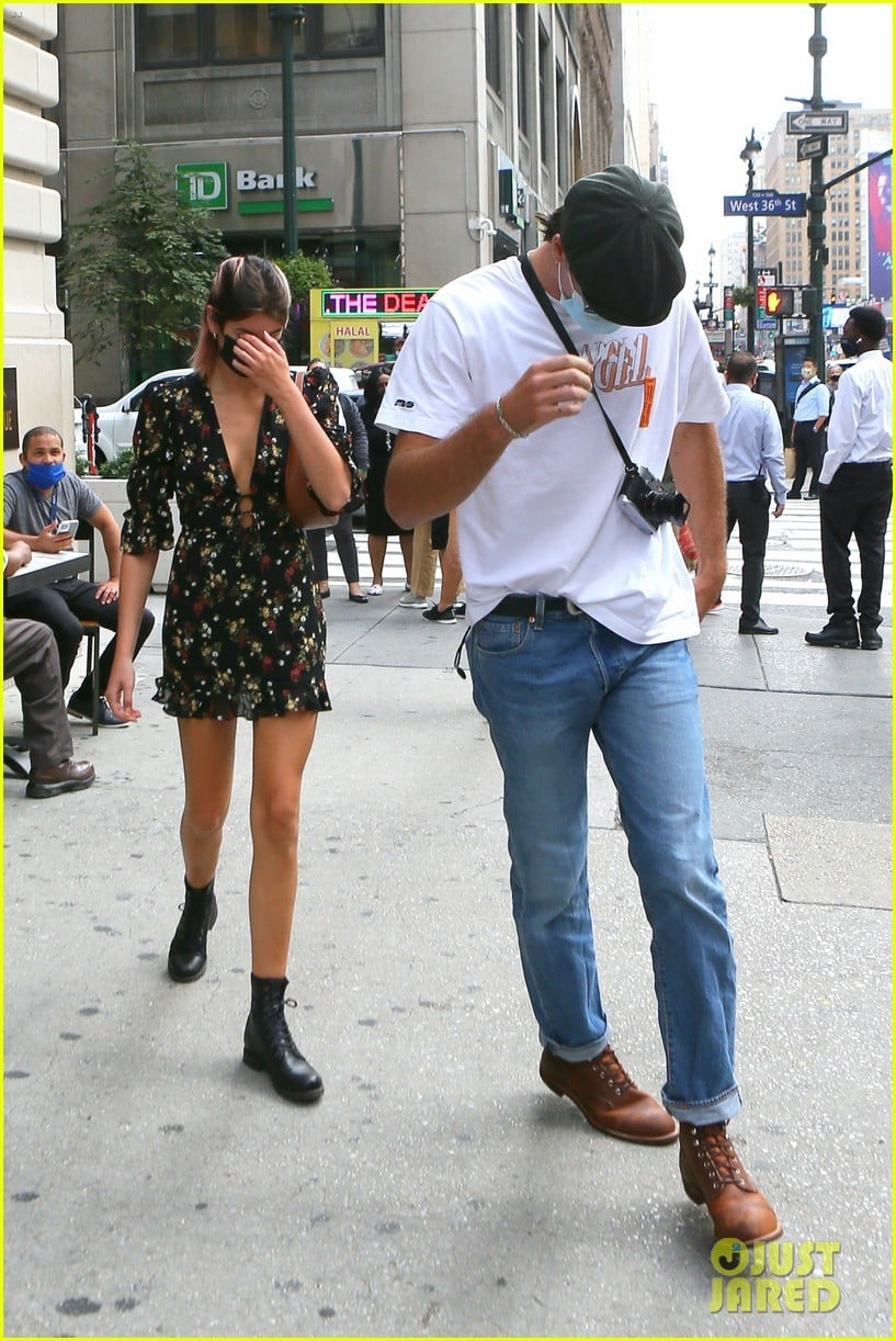 jacob elordi kaia gerber cover eyes nyc outing 05