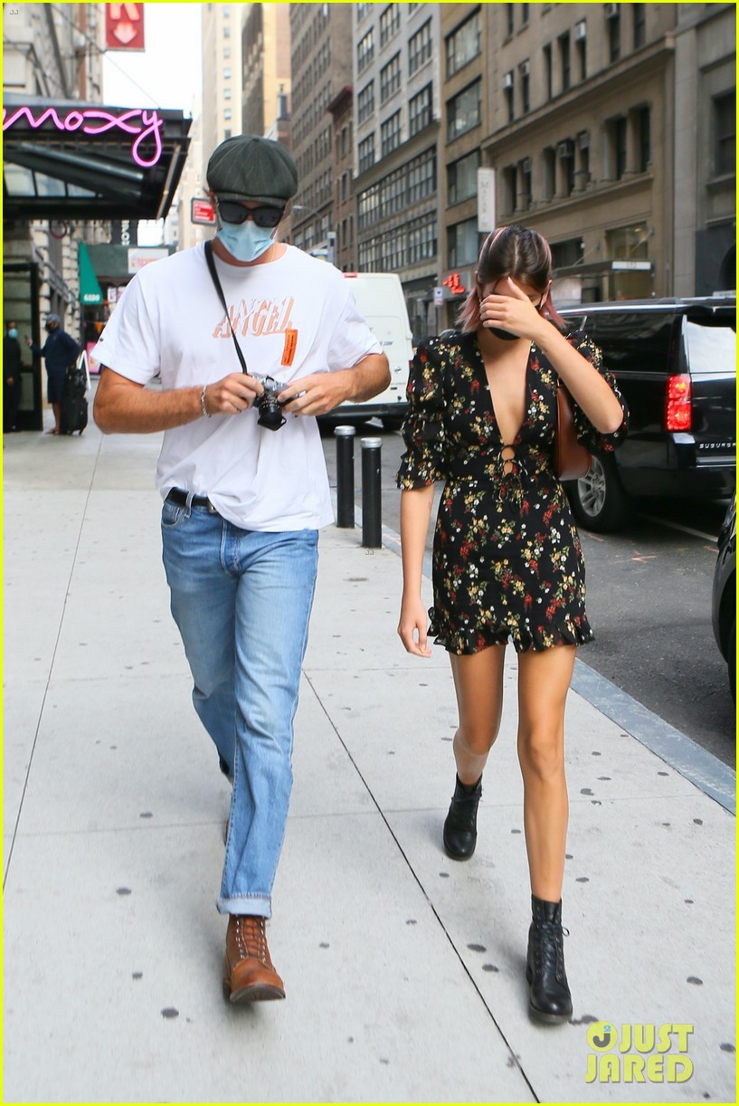 jacob elordi kaia gerber cover eyes nyc outing 08