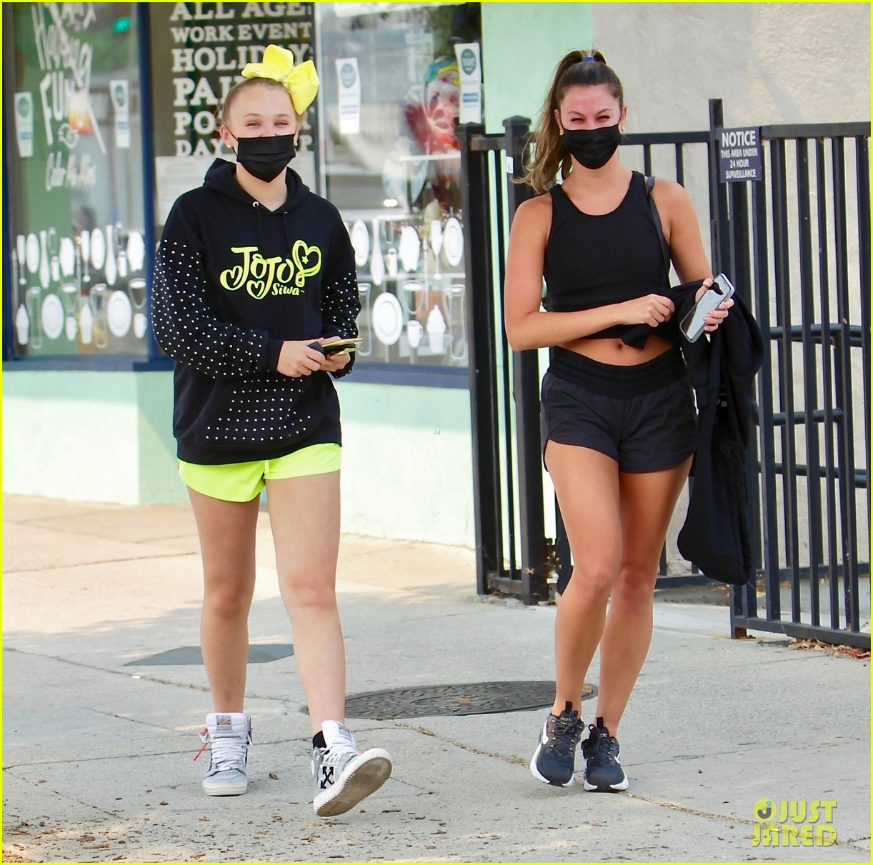 jojo siwa and her bff go shopping over the holiday weekend 03