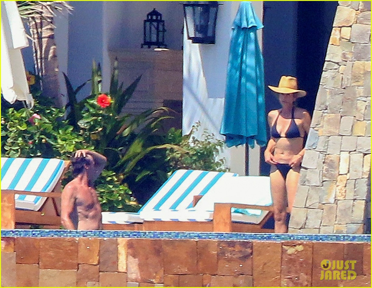 kaia gerber jacob elordi in mexico with her family 09