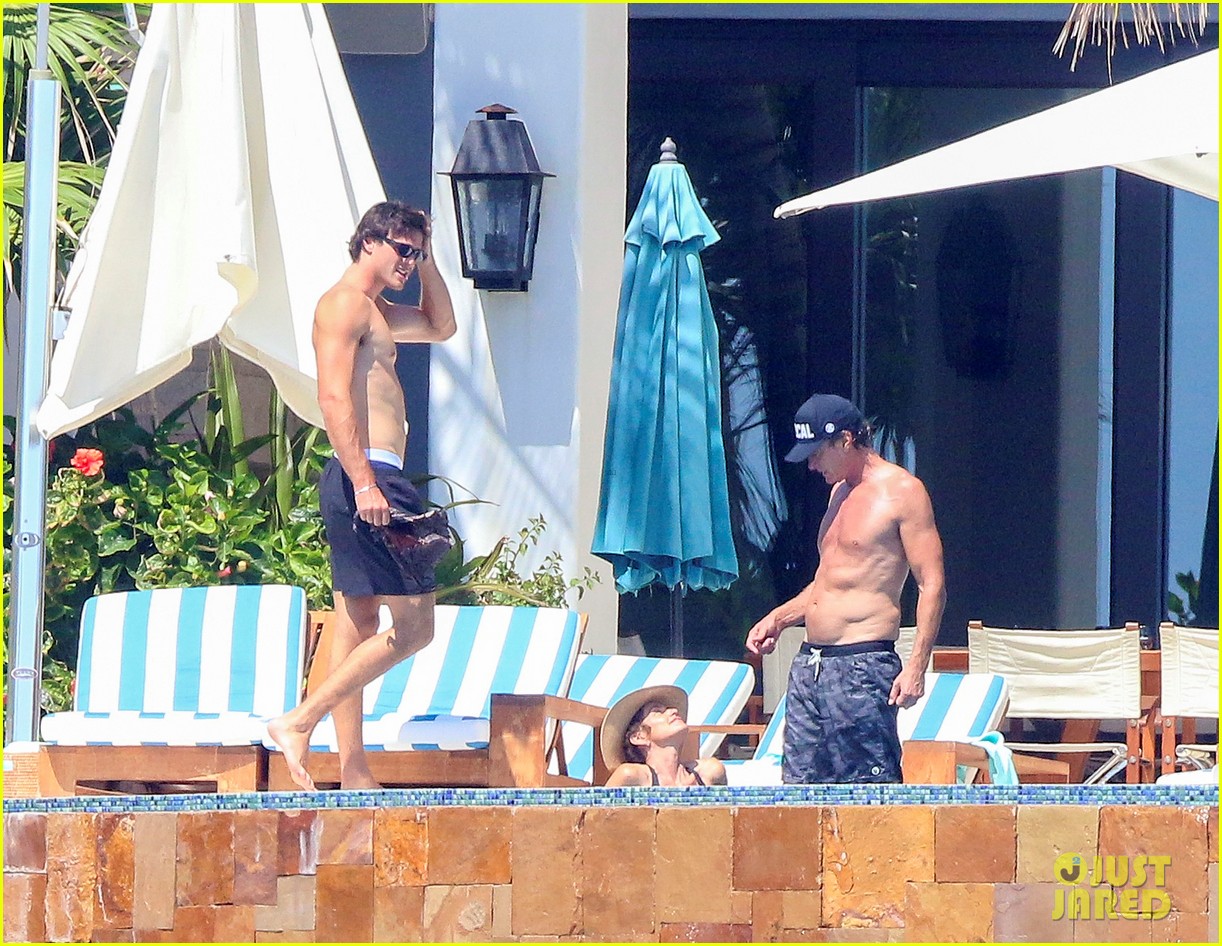 kaia gerber jacob elordi in mexico with her family 17