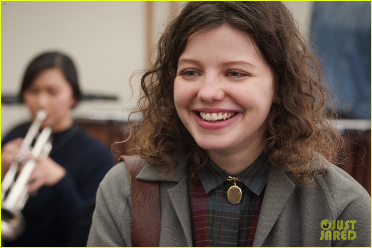 get to know trinkets actress chloe levine with 10 fun facts 01