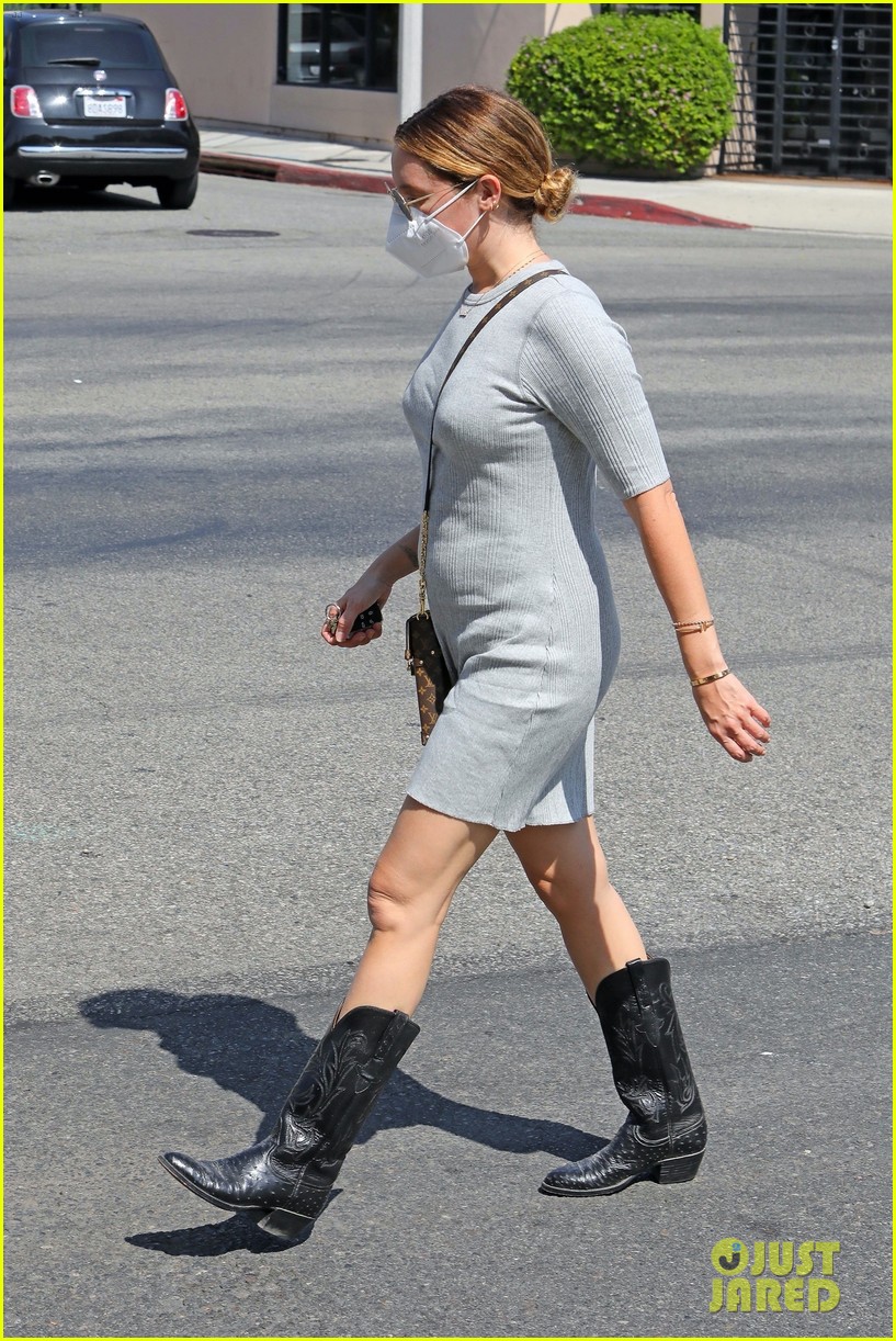 ashley tisdale growing bump lunch outing 04