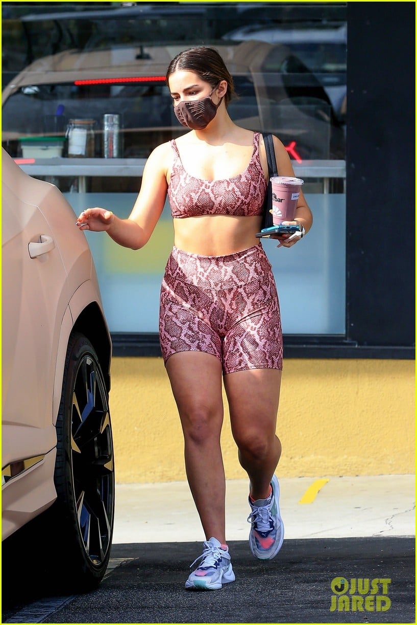 addison rae rocks pink snake skin workout clothes for smoothie run 03