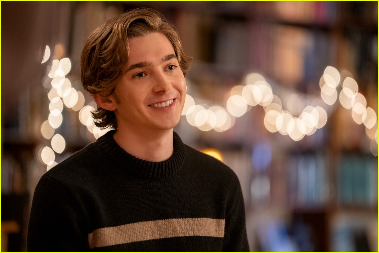 austin abrams stars in dash lily first look 04