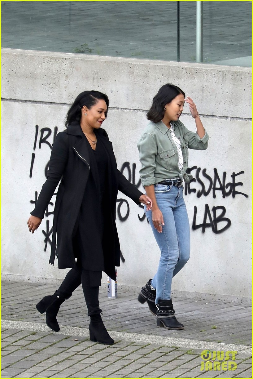 candice patton back on the flash set filming with victoria park 01