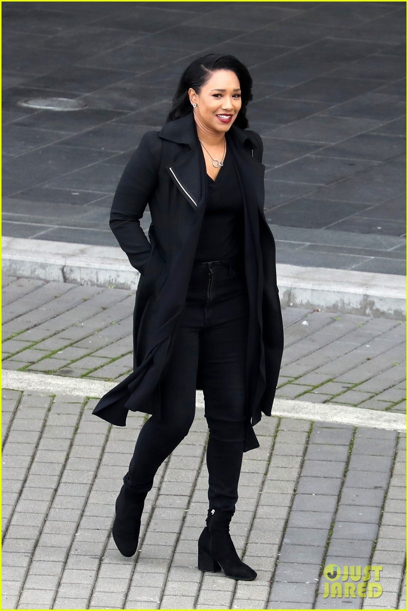 candice patton back on the flash set filming with victoria park 02