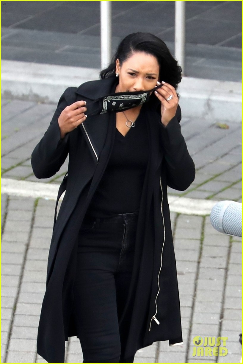 candice patton back on the flash set filming with victoria park 04