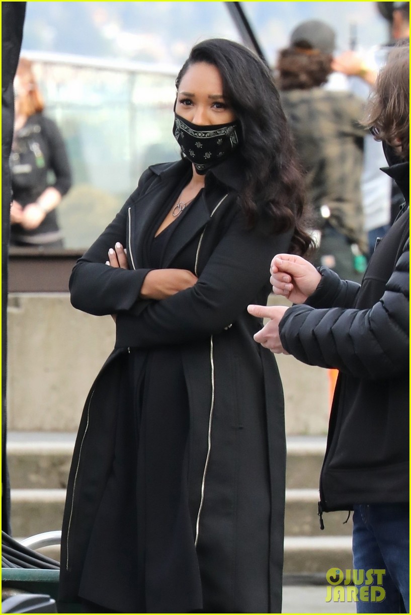candice patton back on the flash set filming with victoria park 13