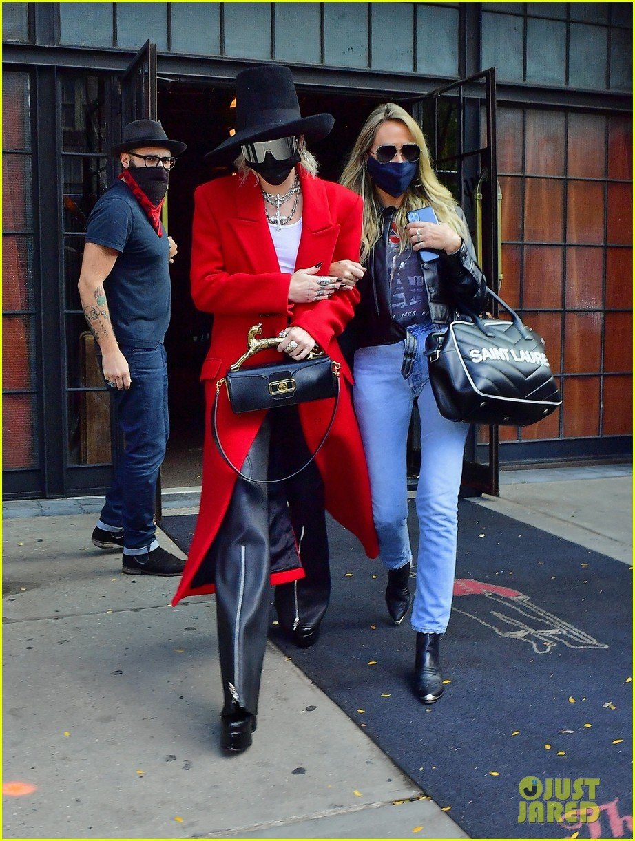 miley cyrus tophat red coat leaving hotel mom nyc 03