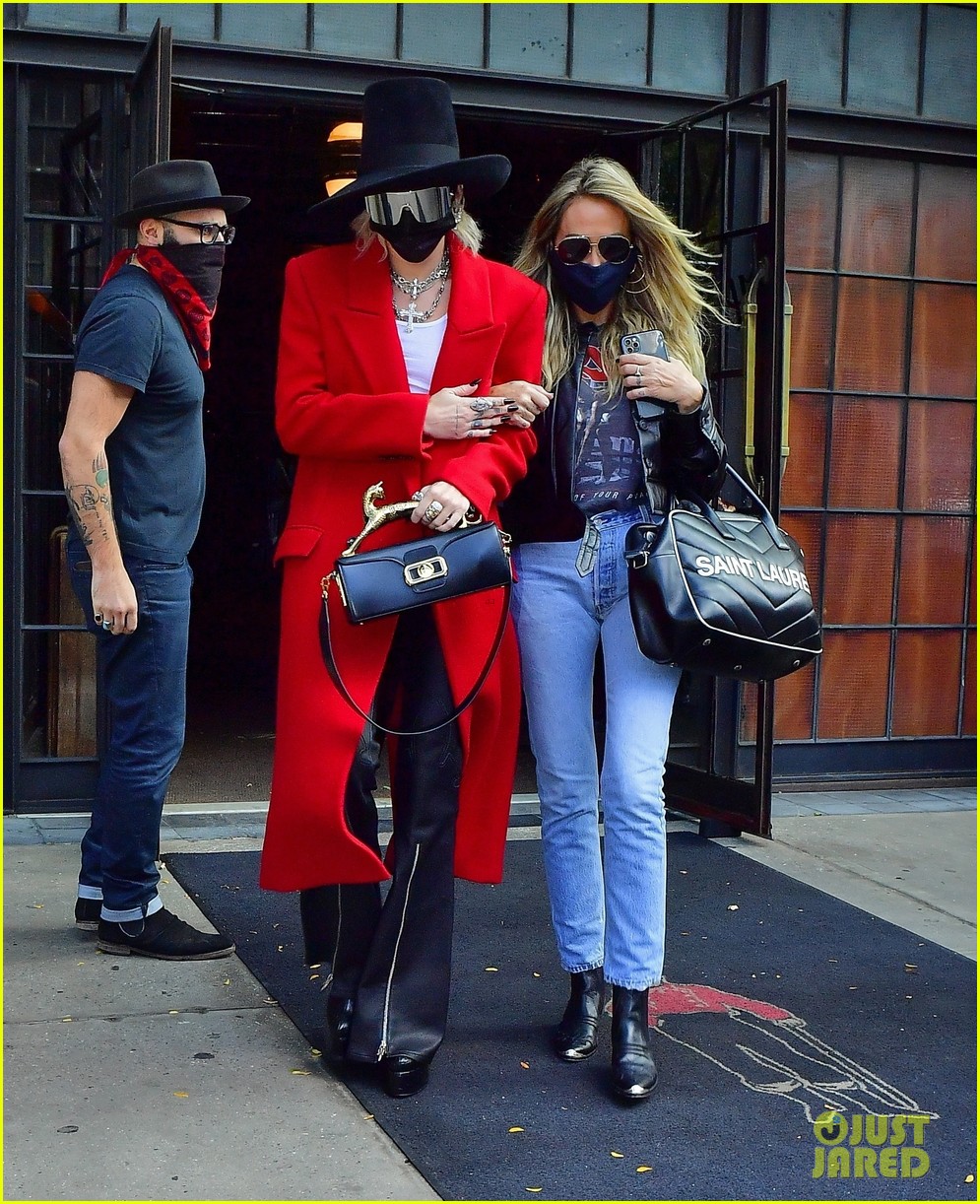miley cyrus tophat red coat leaving hotel mom nyc 05