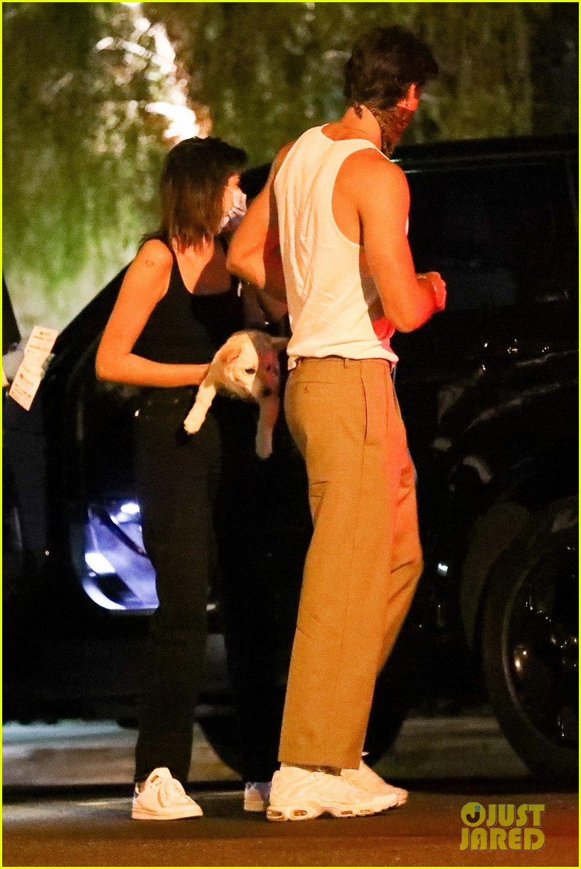 kaia gerber brings her dog to dinner with jacob elordi 04