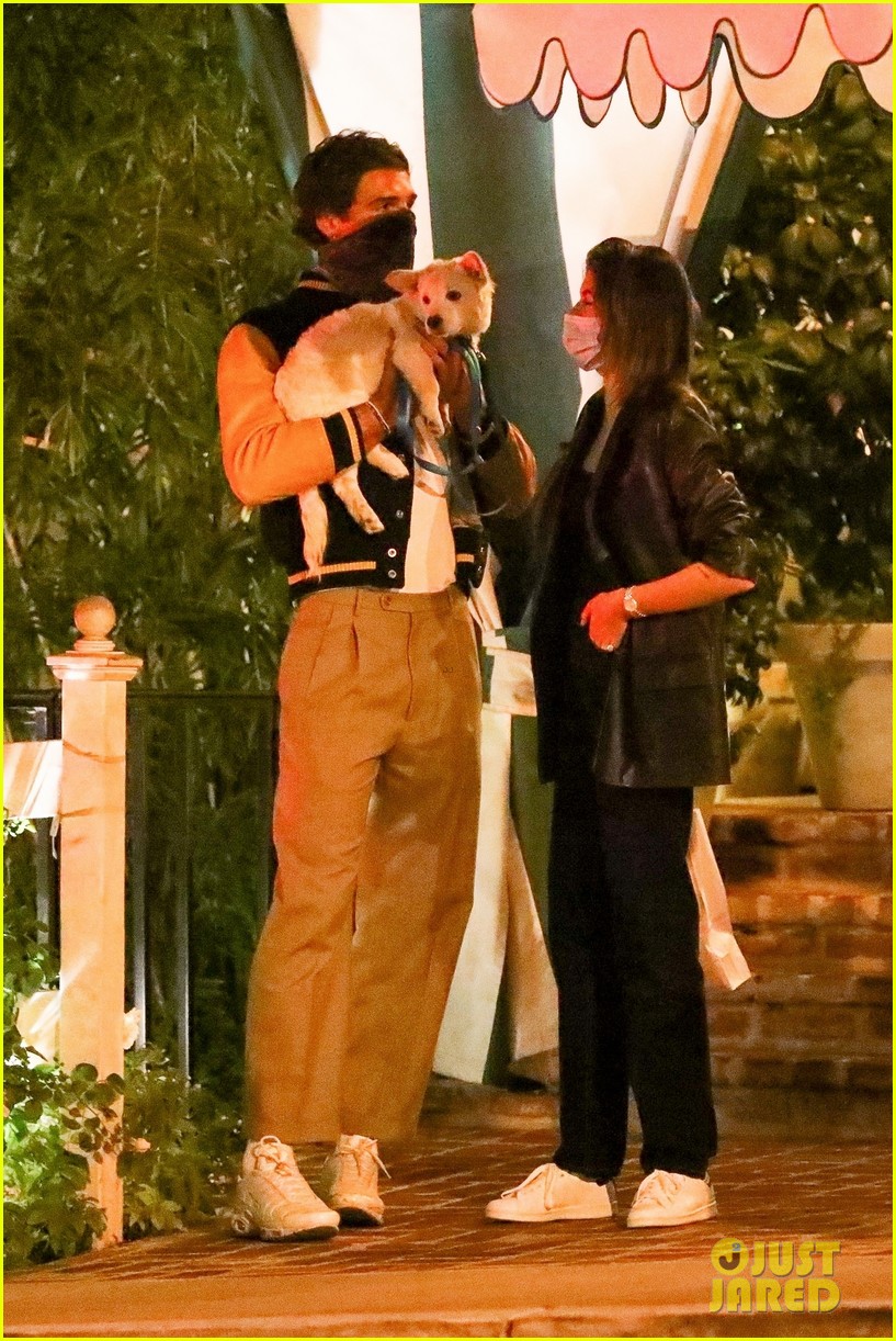 kaia gerber brings her dog to dinner with jacob elordi 09