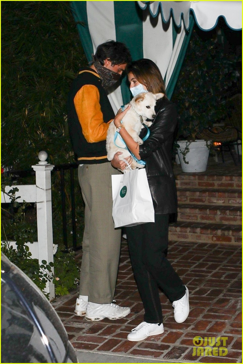 kaia gerber brings her dog to dinner with jacob elordi 11