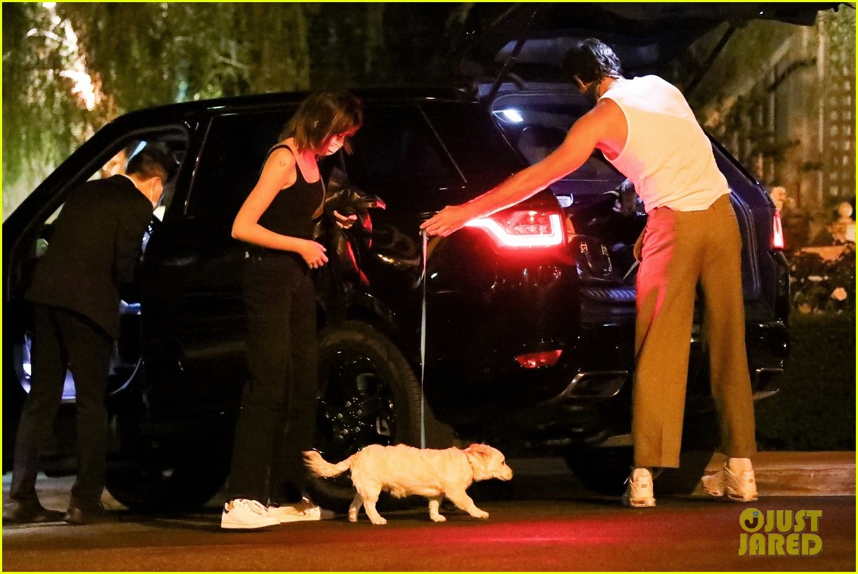 kaia gerber brings her dog to dinner with jacob elordi 25