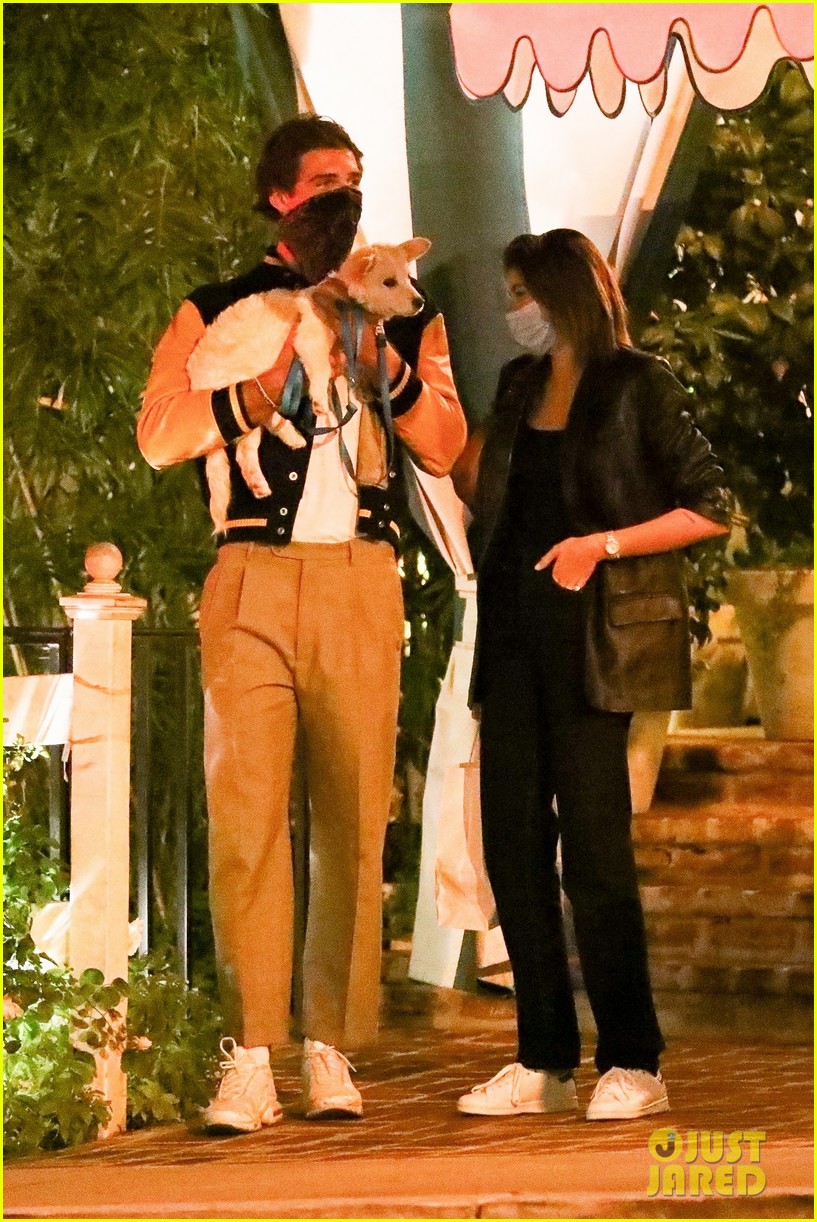 kaia gerber brings her dog to dinner with jacob elordi 31