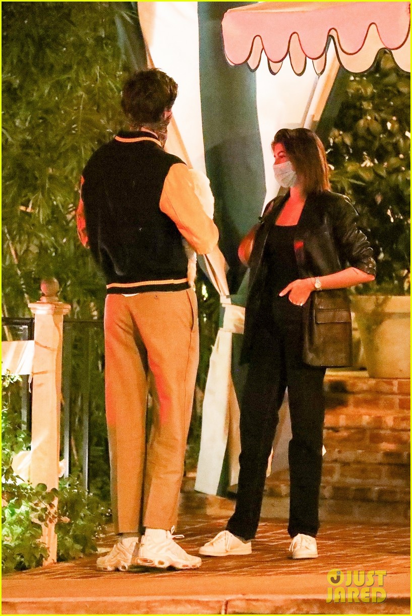 kaia gerber brings her dog to dinner with jacob elordi 36