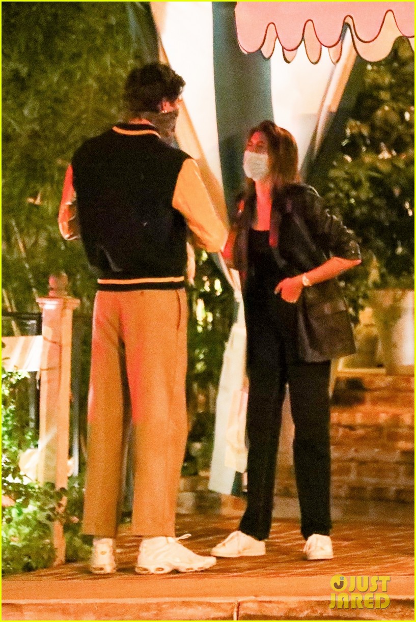 kaia gerber brings her dog to dinner with jacob elordi 43