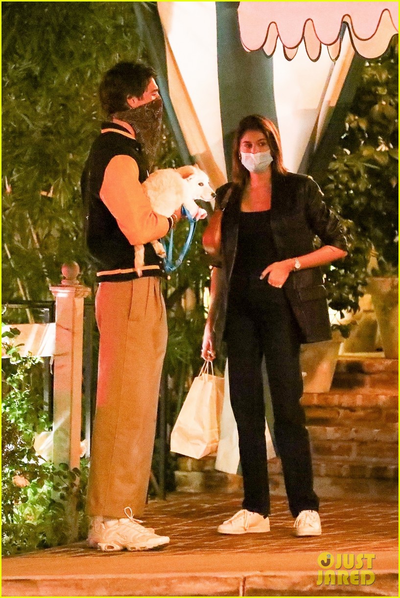 kaia gerber brings her dog to dinner with jacob elordi 51