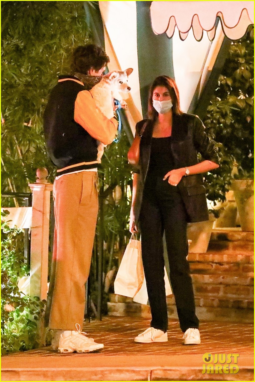 kaia gerber brings her dog to dinner with jacob elordi 52
