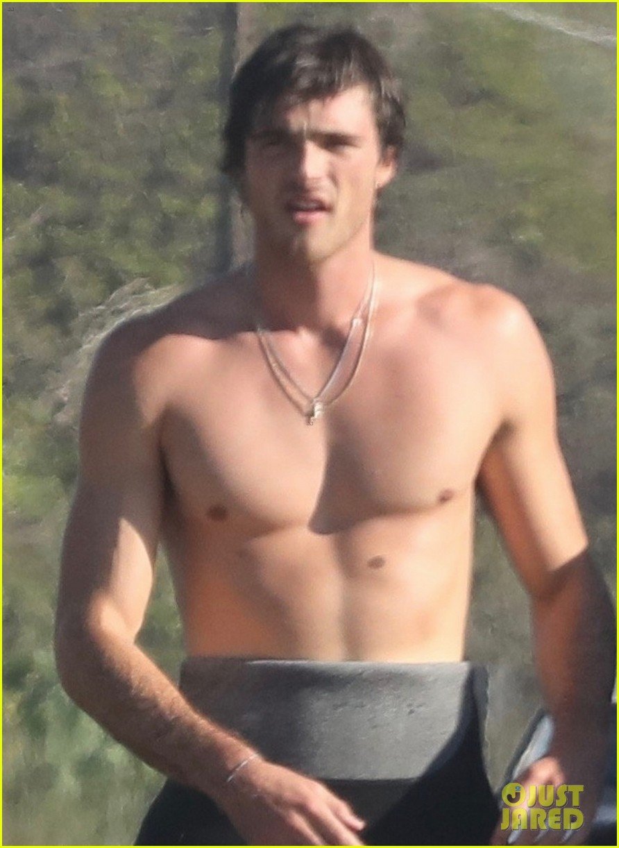 jacob elordi bares his abs after surf session in malibu 04