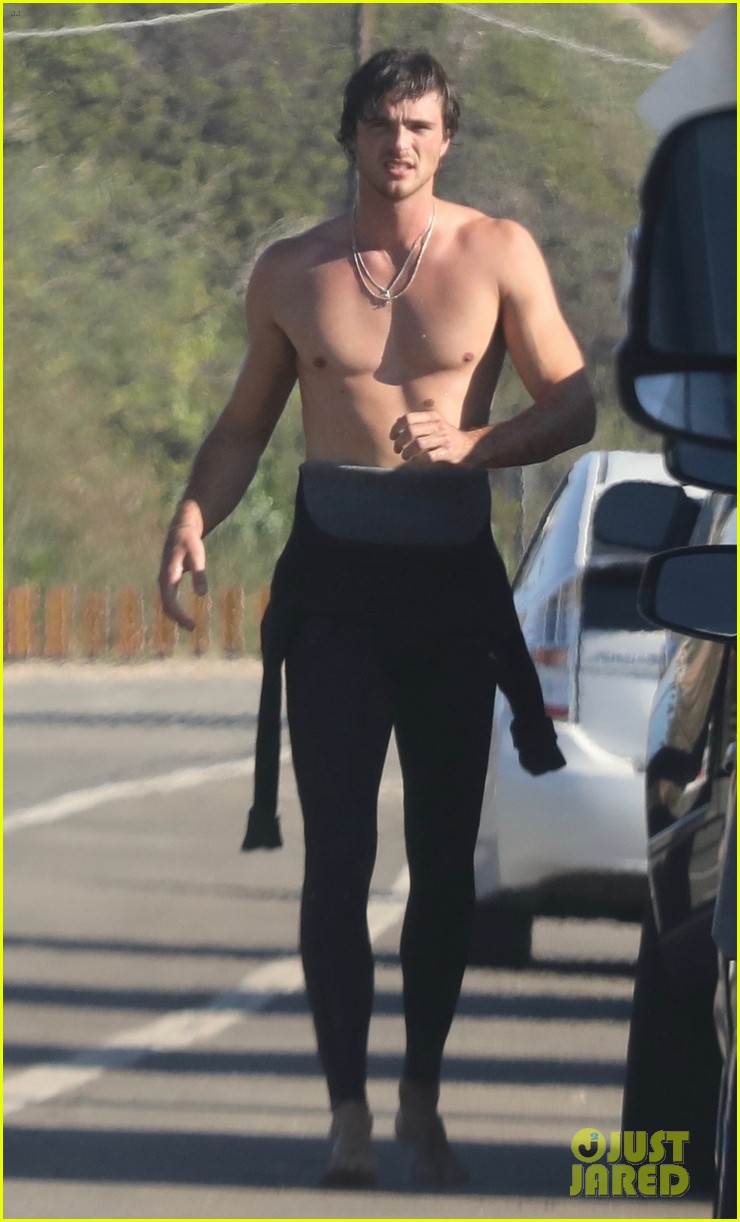 jacob elordi bares his abs after surf session in malibu 09