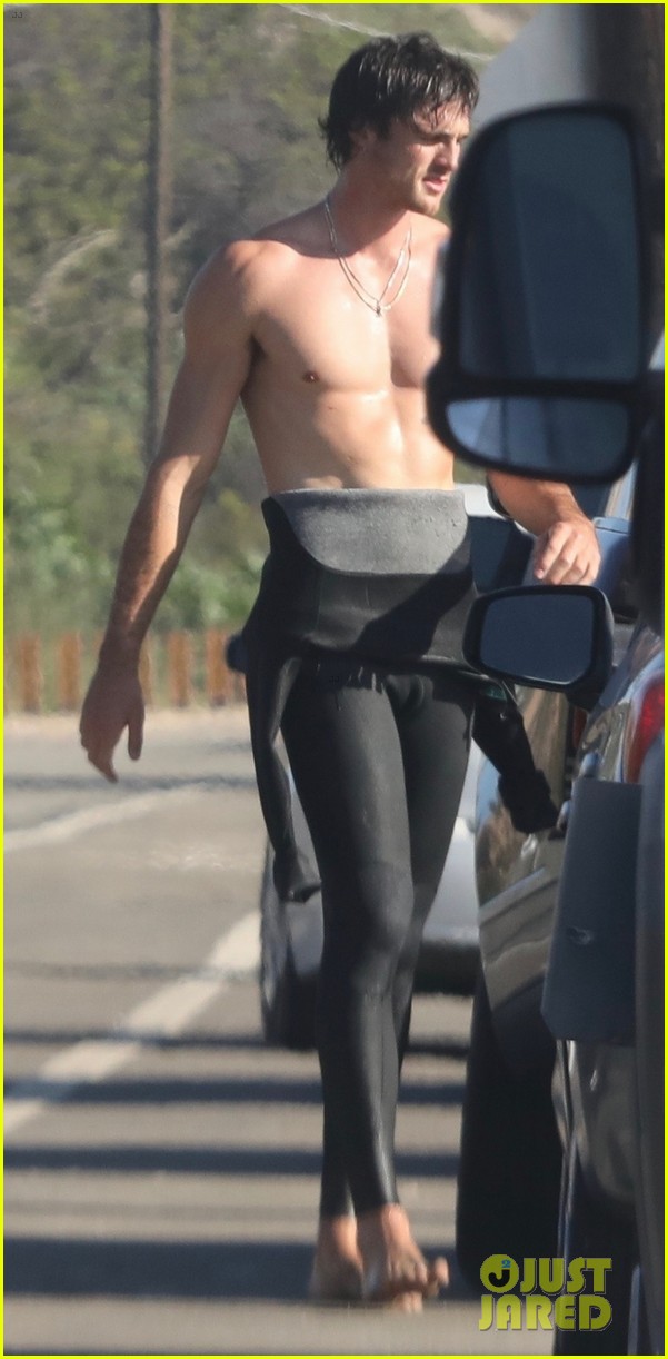 jacob elordi bares his abs after surf session in malibu 27