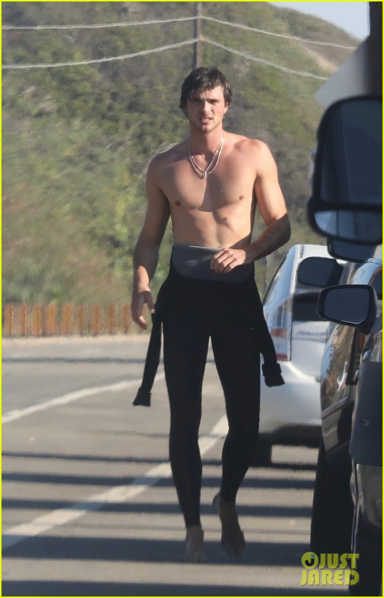 jacob elordi bares his abs after surf session in malibu 31