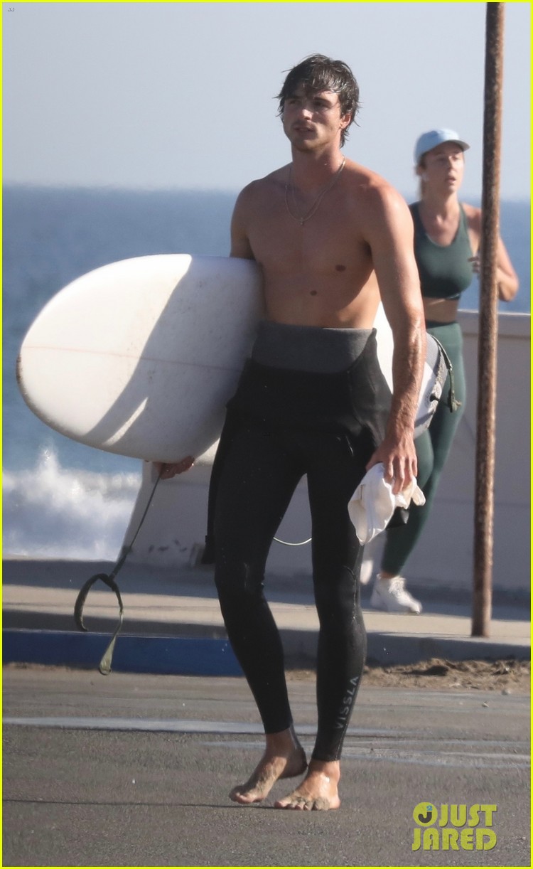 jacob elordi bares his abs after surf session in malibu 33