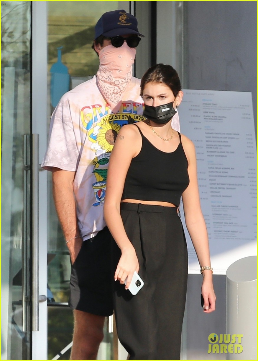 jacob elordi kaia gerber wait for their lunch 04
