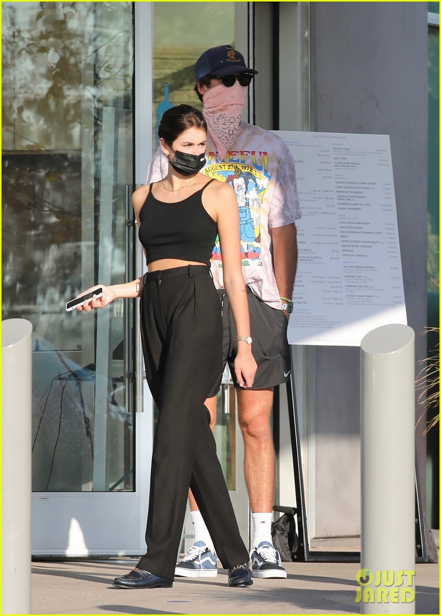 jacob elordi kaia gerber wait for their lunch 05