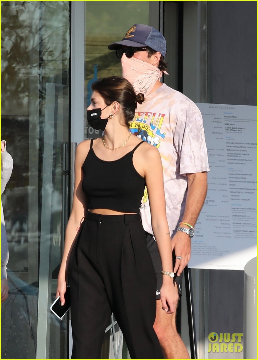jacob elordi kaia gerber wait for their lunch 08