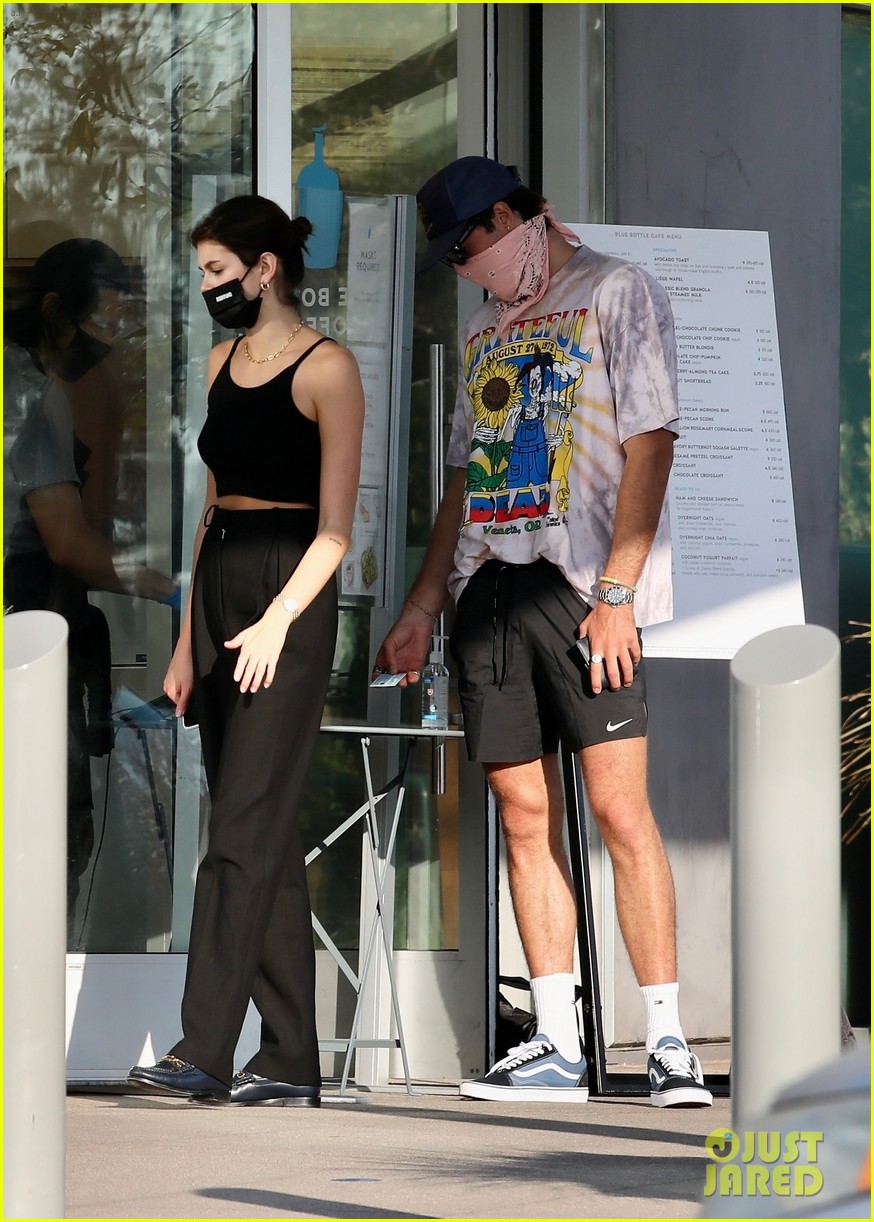 jacob elordi kaia gerber wait for their lunch 11