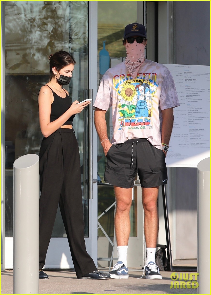 jacob elordi kaia gerber wait for their lunch 15