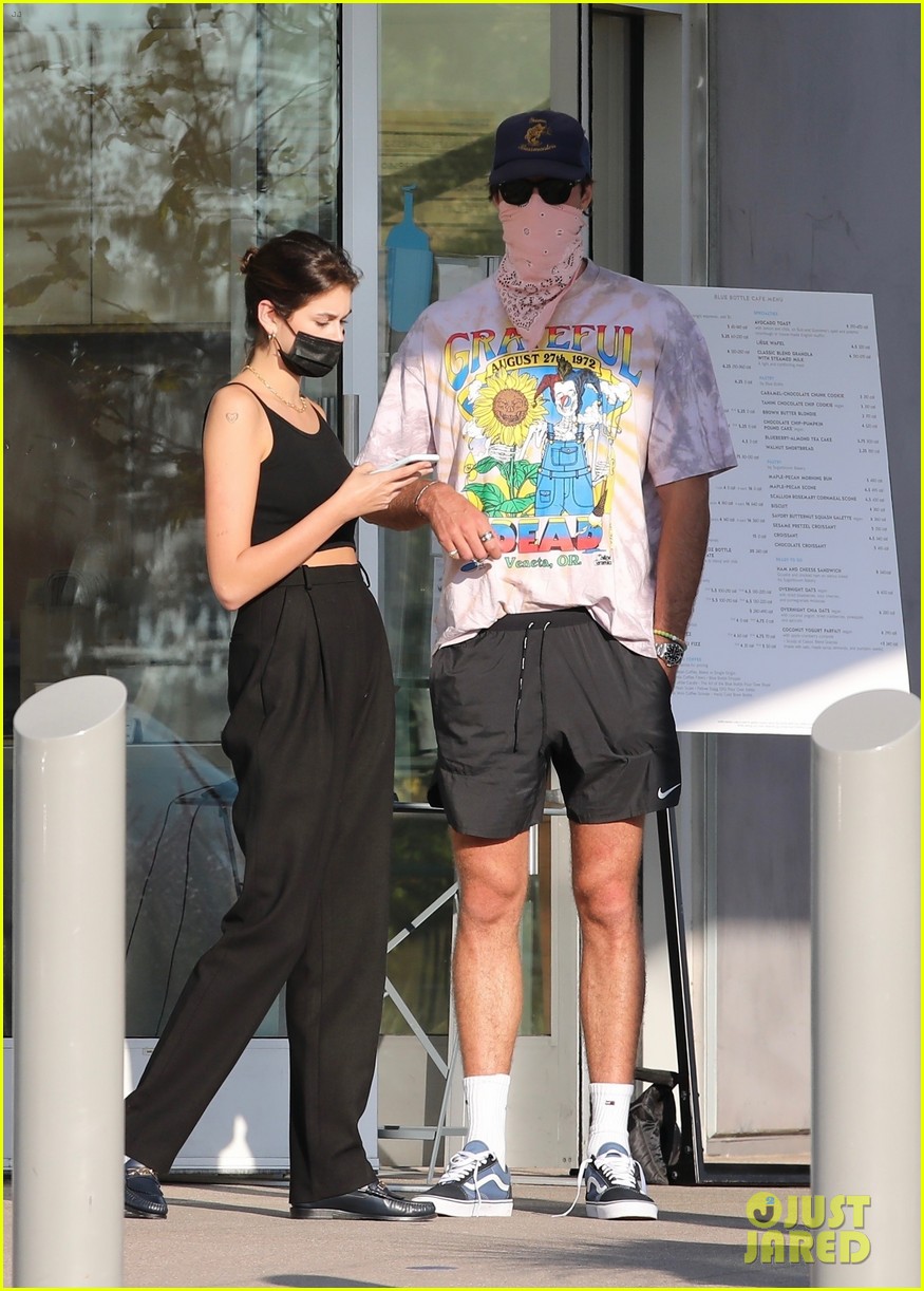 jacob elordi kaia gerber wait for their lunch 16
