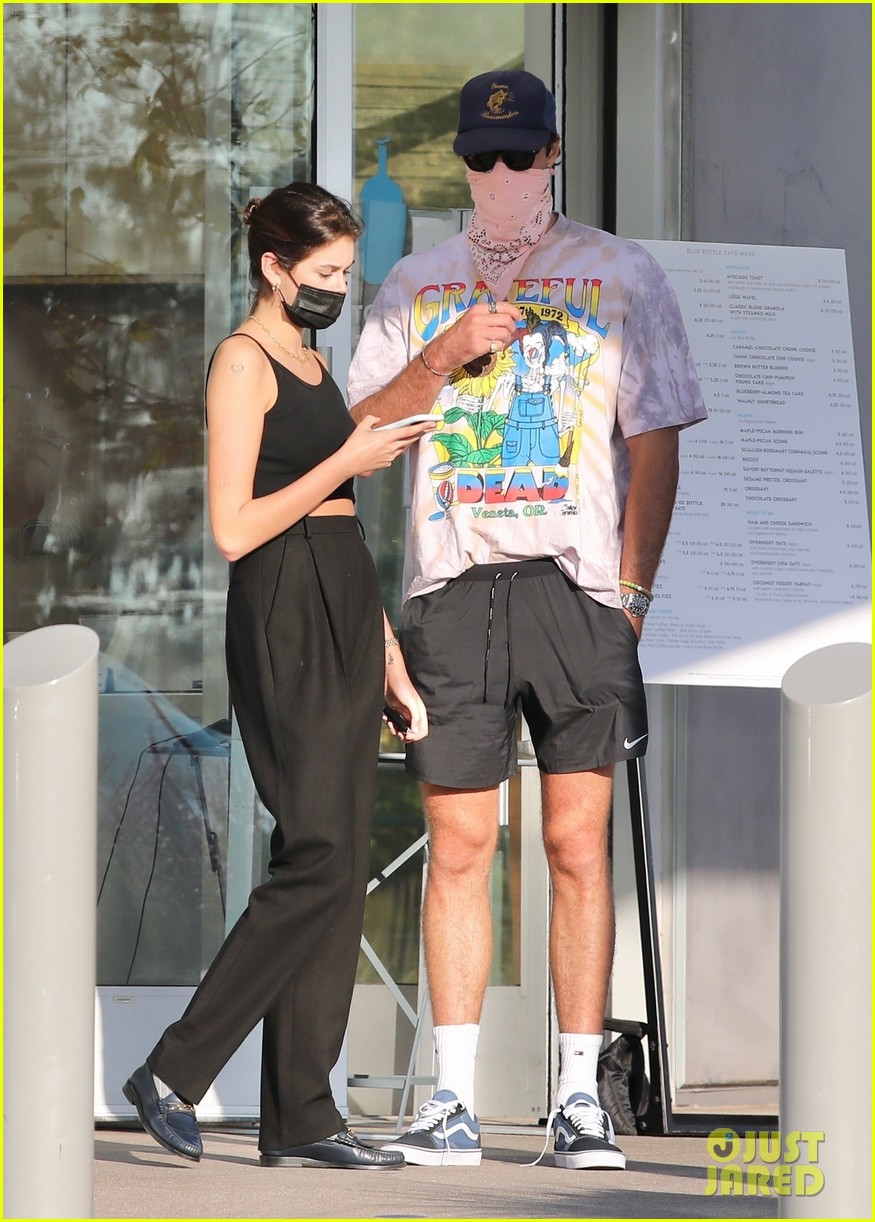 jacob elordi kaia gerber wait for their lunch 17